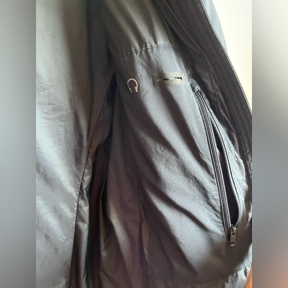 Uniqlo lightweight, water-repellent Navy Blue Hooded Puffer Jacket - Picture 10 of 14